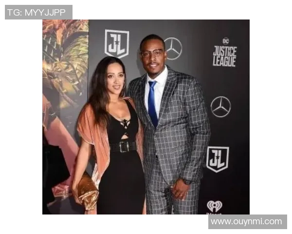 皮尔斯夜店偷瞄性感美女的紧张瞬间只需半秒转头避免被发现